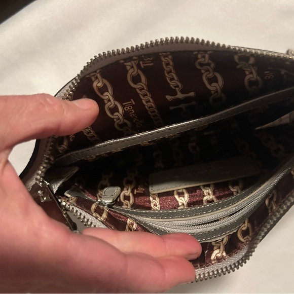 Fossil women’s cross body leather purse in excellent condition - Picture 2 of 3